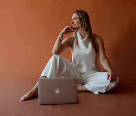 Mulher com laptop